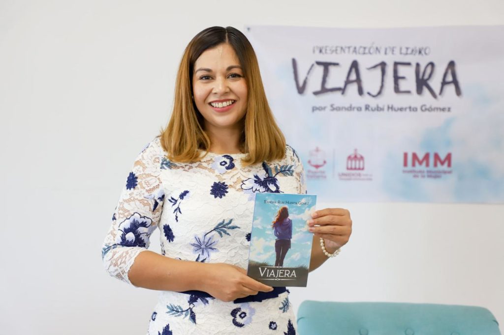 sandrahuertapresentosulibroviajeraenvallarta2 1024x682 - Sandra Huerta comparte su libro “Viajera” con las mujeres de Puerto Vallarta