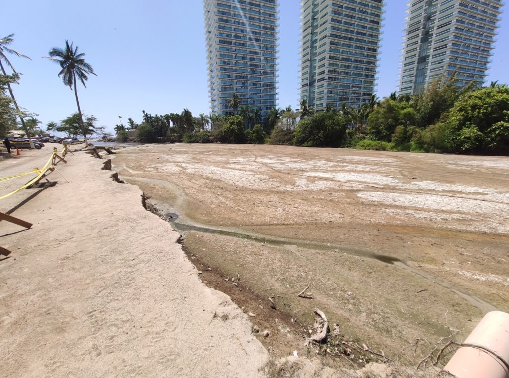 erosionafectapasoalaplayaholi1 1024x760 - Fuerte erosión en la ribera del río Pitillal afecta el paso de ingreso a la playa Holi